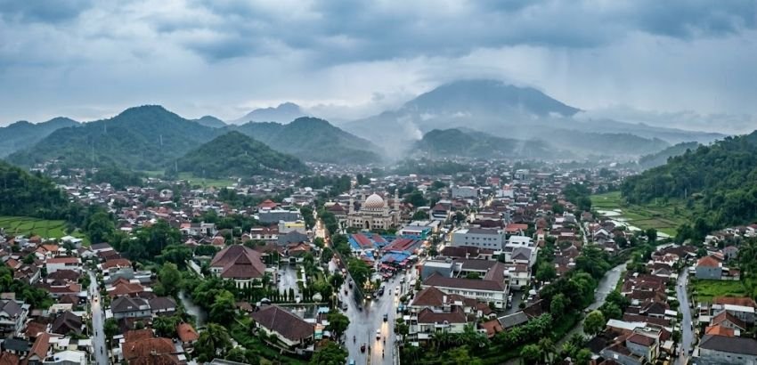 Prakiraan Cuaca Jawa Barat 14 April 2026: Hujan Ringan hingga Sedang di Sejumlah Wilayah