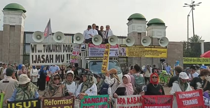 Roy Suryo Pimpin Aksi &ldquo;Mimbar Rakyat&rdquo; di DPR: Tunjukkan Ijazahmu Jokowi!