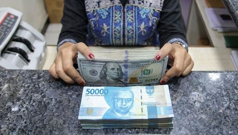 Rupiah Ditutup di Rp17.002 per USD, Melemah Tipis 0,11 Persen