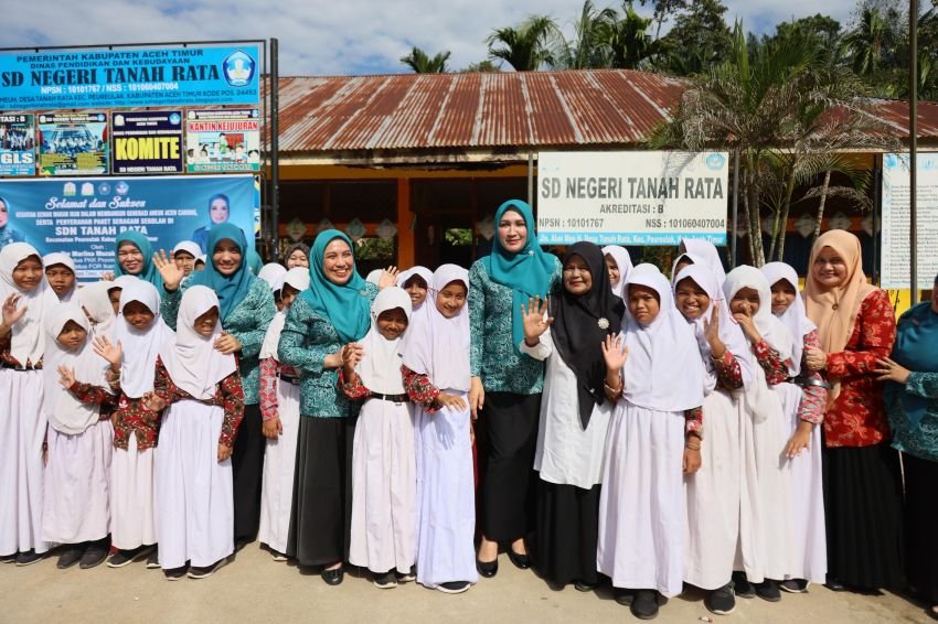 Pasca Banjir Aceh Timur, Bunda Guru Aceh Marlina Muzakir Semangati Siswa dan Bagikan Bantuan