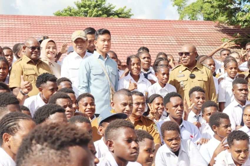 Kunjungi Sekolah di Mimika, Gibran Temukan Kelas Minim Penerangan dan Fasilitas: &ldquo;Listriknya Mati, Pak Guru?&rdquo;