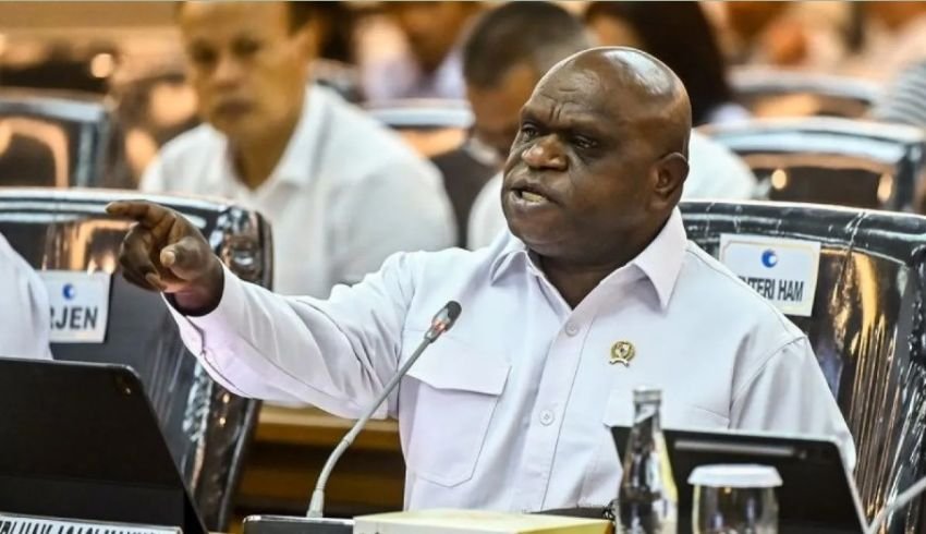 Natalius Pigai Curigai Ada Skenario Politik di Balik Ramainya Pelaporan Akademisi Feri Amsari dan Ubedilah Badrun