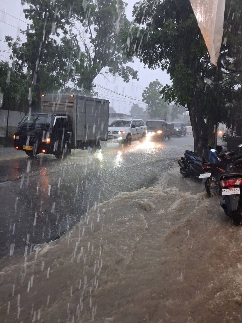Pematangsiantar Dikepung Banjir Usai Hujan Deras, Sejumlah Ruas Jalan Utama Lumpuh Total