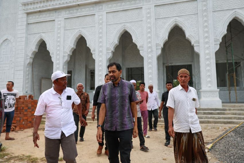 Mualem Tutup Kepulangannya ke Kampung Halaman dengan Salat di Masjid yang Dibangunnya dari Dana Pribadi