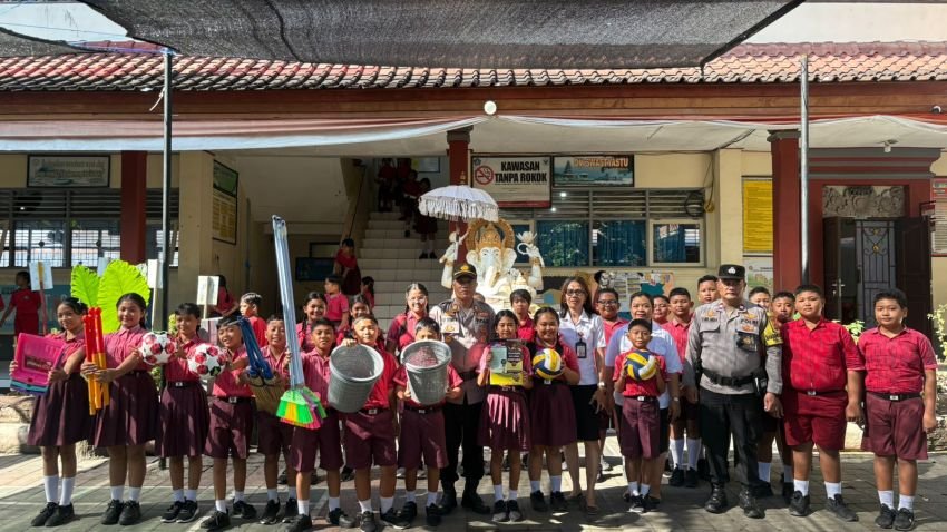Polsek Kuta Selatan Gelar Binluh dan Serahkan Sarana Kontak ke SD 5 Benoa, Tanamkan Nilai Disiplin pada Siswa