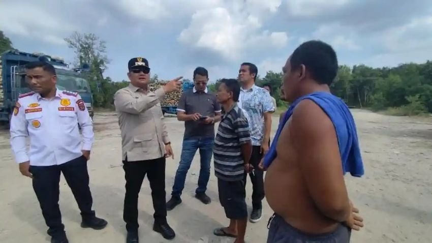 Wabup Asahan Emosi Saat Sidak Gudang Kayu, Temukan Truk 30 Ton Lewati Jalan yang Baru Diperbaiki: Kalau Rusak, Siapa Mau Tanggung Jawab?