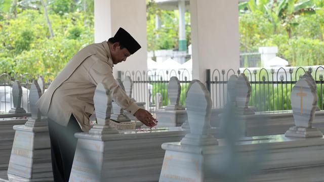 Sela Kunjungan Kerja, Prabowo Ziarah ke Makam Kakeknya Margono Djojohadikusumo di Banyumas