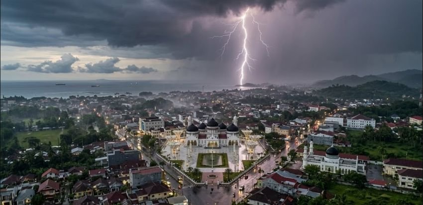 Cuaca Aceh Hari Ini Didominasi Hujan Ringan, Aceh Barat Daya Berpotensi Hujan Petir