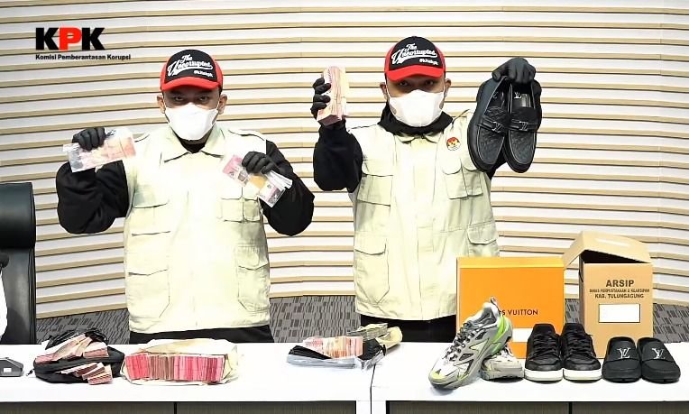 OTT Bupati Tulungagung, KPK Sita Rp335 Juta hingga Sepatu Mewah Bermerek Louis Vuitton