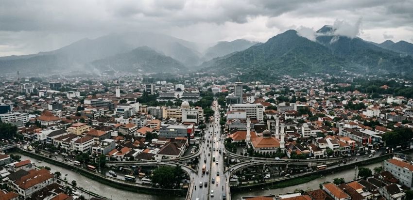 Cuaca Jawa Barat Hari Ini: Mayoritas Wilayah Diguyur Hujan Ringan, Bandung hingga Sukabumi Berawan
