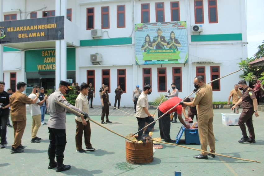 Kejari Belawan Musnahkan Barang Bukti 216 Perkara Inkracht, Dari Sabu hingga Senjata Tajam