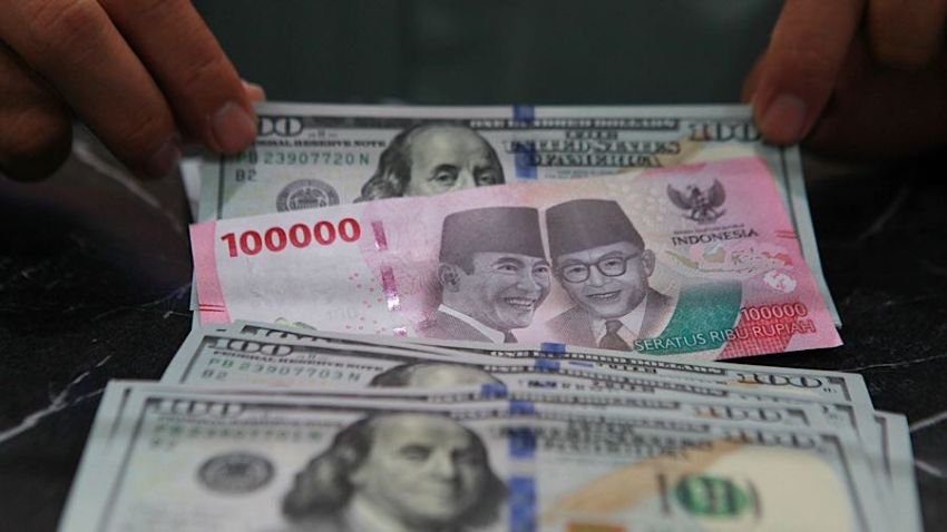 Rupiah Dibuka Melemah ke Rp17.121/USD, Tertekan Penguatan Dolar AS di Awal Pekan