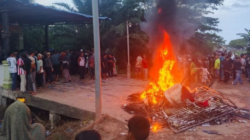 Dipicu Keresahan Narkoba, Warga Rohil Bakar Rumah Terduga Bandar Sabu hingga Viral