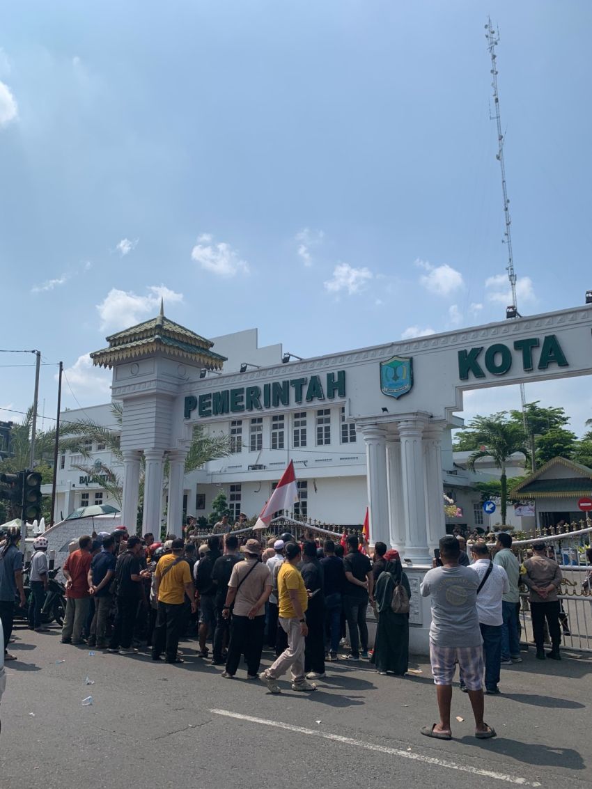 Konflik Penertiban PKL, Massa Robohkan Pagar Kantor Wali Kota Binjai