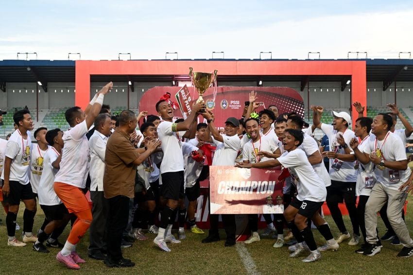 Payabakung United Juara Liga 4 Sumut Usai Tundukkan PS Kwarta Lewat Adu Penalti, Wagub Surya Serahkan Trofi