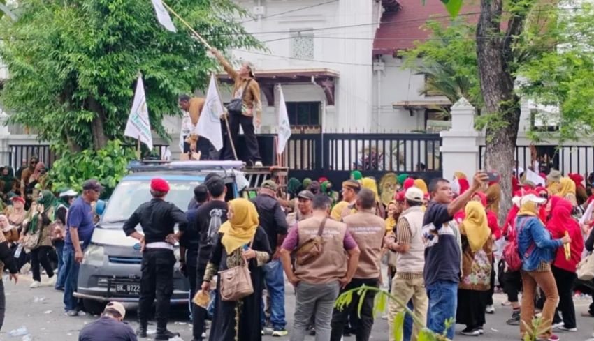 Ratusan Massa Pujakesuma Geruduk PN Medan, Tuntut Bebaskan Terpidana Korupsi Website Desa Karo