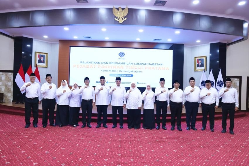 Pesan Tegas Menaker Usai Lantik 12 Pejabat: Prioritaskan Layanan Publik!