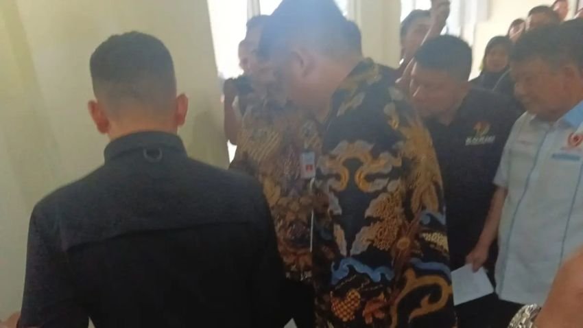 Momen Gubernur Bobby Nasution Tampar Terduga Pengguna Narkoba di Kantor KONI Sumut