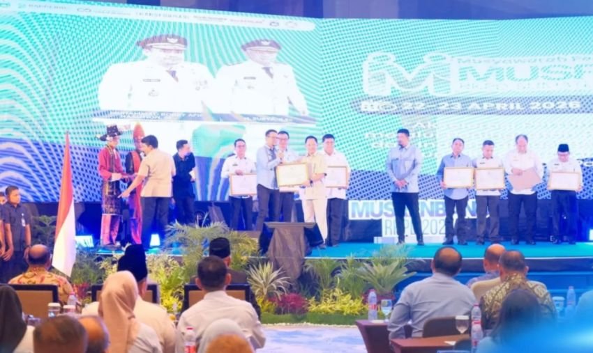 Bupati Labusel Hadiri Musrenbang Sumut 2027, Terima Penghargaan Kemendagri