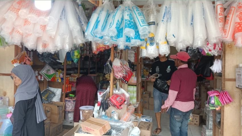 Isu Kelangkaan Dibantah, Wamenperin Sebut Stok Plastik Nasional Masih Sangat Aman