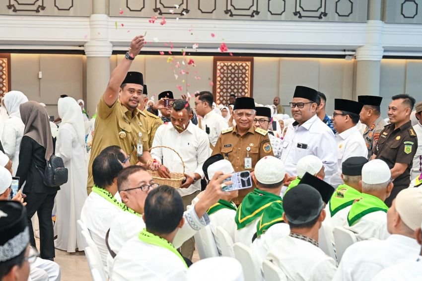 Bobby Nasution Tepung Tawari Calon Jemaah Haji, Pesan Jaga Kesehatan dan Nama Baik Sumut
