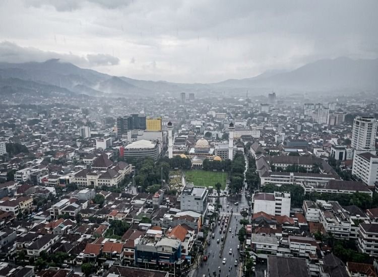 Prakiraan Cuaca Jawa Barat Hari Ini: Mayoritas Wilayah Diguyur Hujan, Sejumlah Kota Waspada Hujan Sedang