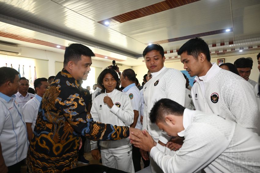 Gubernur Sumut Bobby Nasution Serahkan Bonus Atlet SEA Games 2025, Dorong Indonesia Emas 2045
