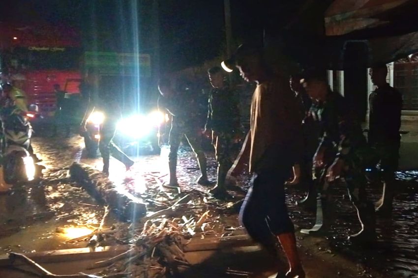 Banjir Rendam 13 Desa di Pidie Jaya, TNI Dikerahkan Evakuasi Warga dan Pantau Debit Air