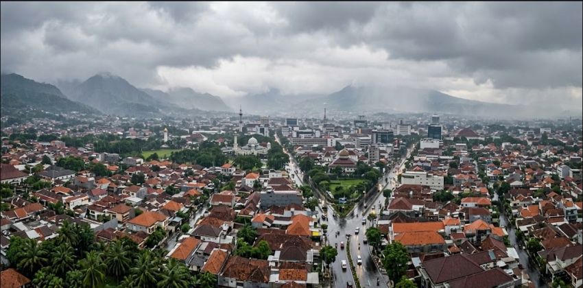 Cuaca Jawa Barat Hari Ini: Hujan Ringan hingga Sedang, Waspadai Potensi Hujan Lebat