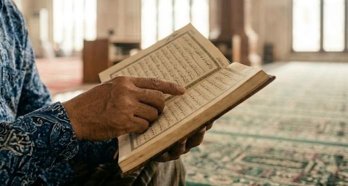 Mengapa Surah Al Mulk Dianjurkan Dibaca Setiap Malam? Ternyata Punya Keutamaan Besar!