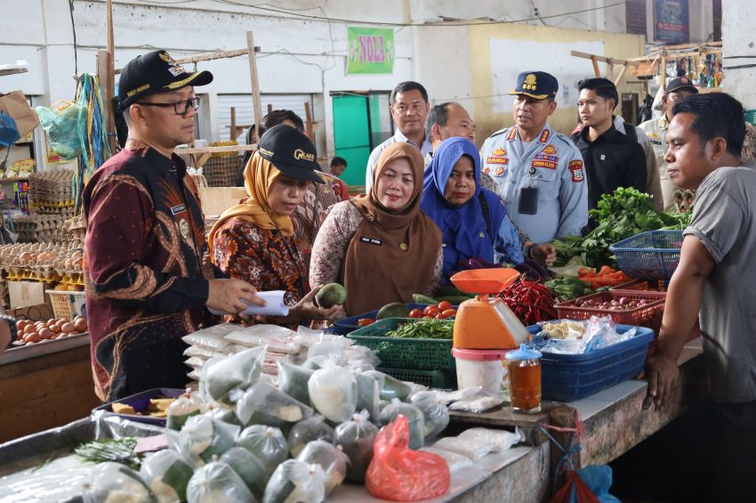 Pastikan Pasokan dan Harga Pangan Jelang Idul Adha Aman, Plh Wali Kota Tanjungbalai Monitoring Sidak Pasar Tradisional