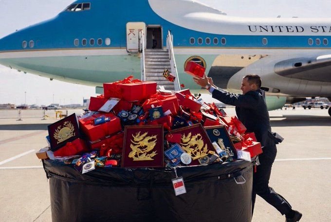 Rombongan Trump Disebut Buang Hadiah dari Tiongkok, Khawatir Disadap