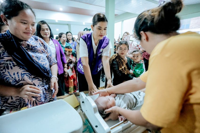 Kahiyang Ayu Tinjau Posyandu di Samosir, Tekankan Penguatan Layanan Kesehatan Desa