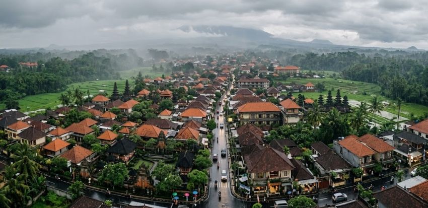 BMKG: Hujan Ringan Guyur Hampir Seluruh Bali, Suhu Maksimal Capai 33 Derajat