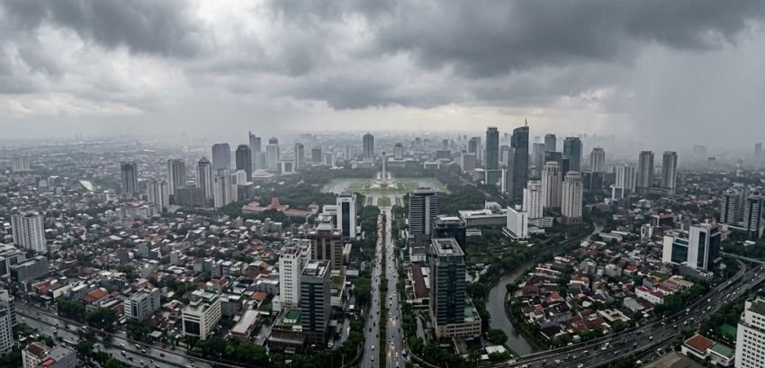 BMKG Prediksi Cuaca Jakarta Didominasi Berawan hingga Hujan Ringan, Warga Diminta Waspada