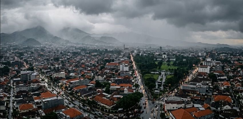 BMKG Prakirakan Cuaca Jawa Barat Didominasi Hujan Ringan hingga Sedang, Warga Diminta Waspada Aktivitas Luar Ruangan