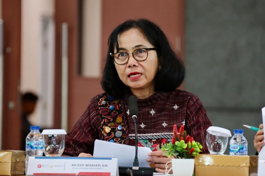 DPR Desak Pengangkatan Guru Honorer Jadi ASN Sebelum 2026 Berakhir