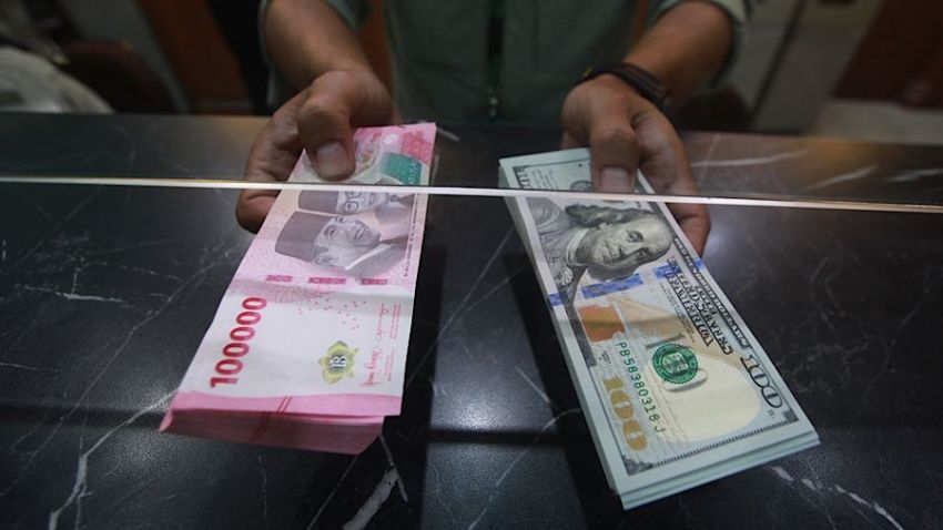 Rupiah Diproyeksi Masih Betah di Level Rp17.000, Ini Kata Ekonom