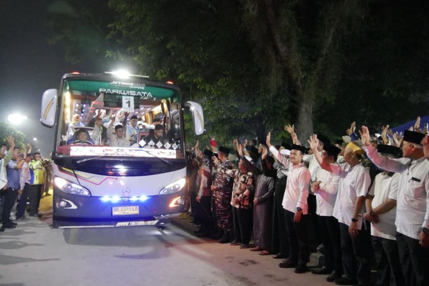 131 Calon Jemaah Haji Tanjungbalai Dilepas, Tangis Haru Iringi Keberangkatan Menuju Tanah Suci