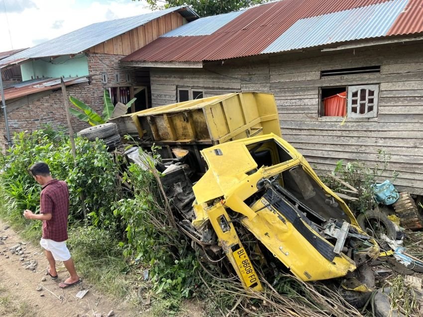 Truk Pasir Tertabrak Kereta di Perlintasan Tanpa Palang Tanjungbalai, Sopir Tewas di Tempat Kejadian