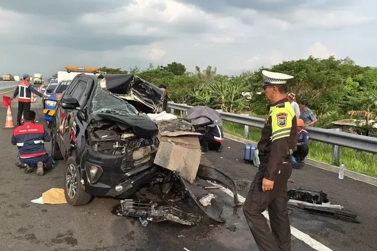 Diduga Sopir Mengantuk, Mobil Rombongan Gus Hilman Tabrak Truk di Tol Paspro