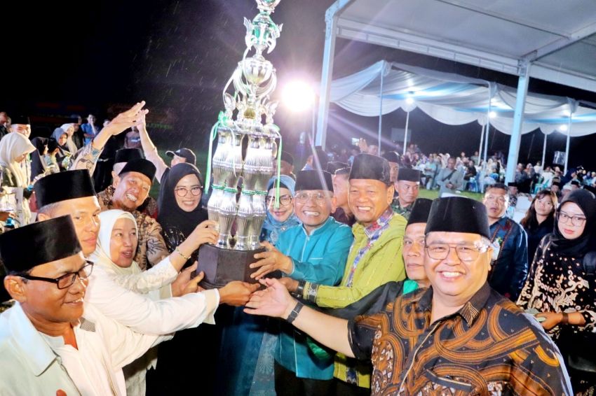 Bupati Simalungun Berangkatkan 3 Juara MTQ Umroh, Bosar Maligas Juara Umum Keempat Kali