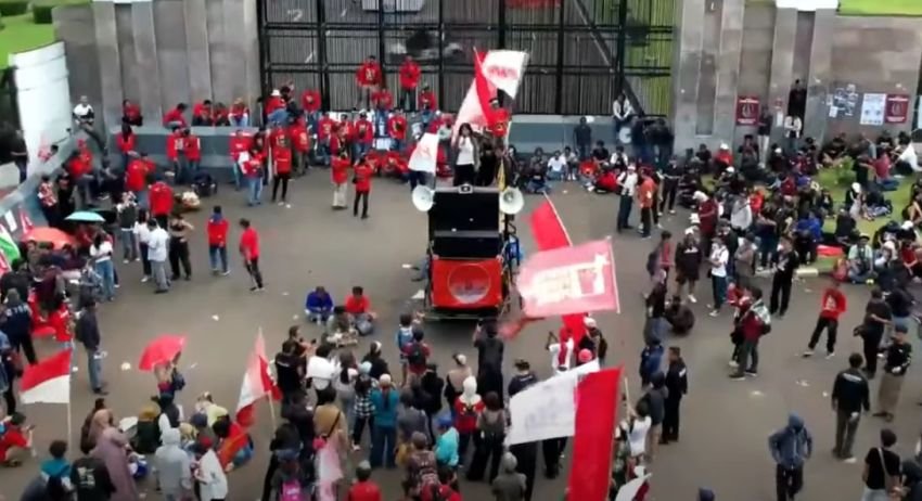 Buruh Kepung DPR RI, Asap Hitam Pekat Warnai Aksi May Day 2026: Suara Kami Harus Didengar!