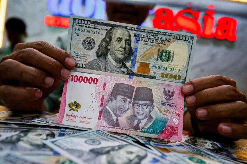 Dolar AS Menguat ke Rp17.717, Rupiah Kembali Tertekan di Awal Pekan
