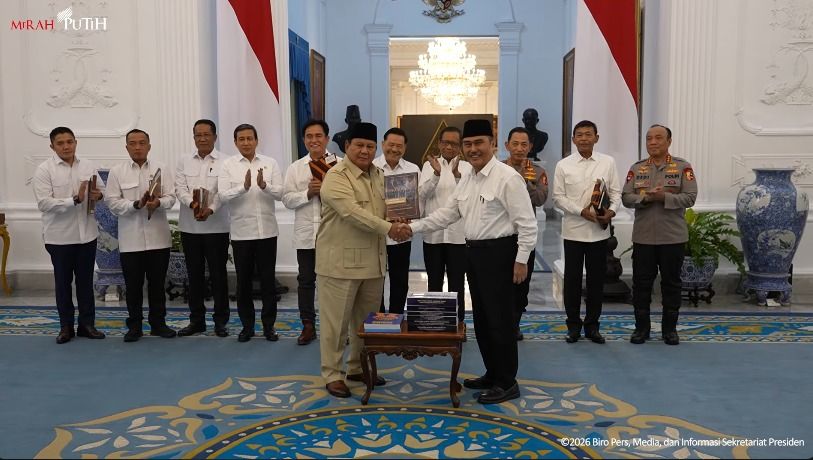 Prabowo Terima 10 Buku Rekomendasi Reformasi Polri, Arah Kebijakan Disusun hingga 2029