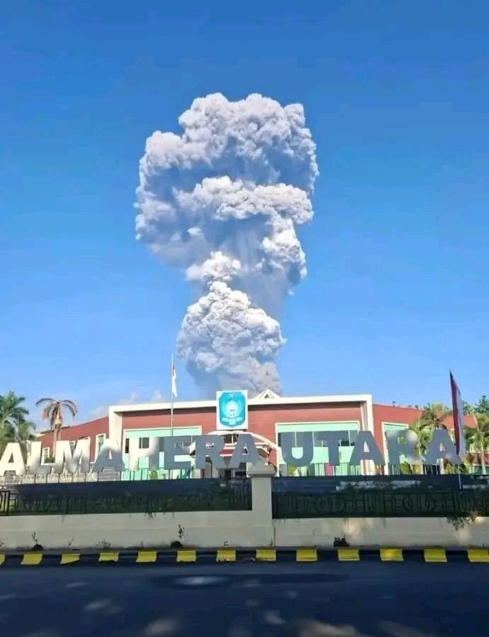 Erupsi Gunung Dukono Saat Pendakian, 14 Orang Selamat dan Tim SAR Masih Cari 2 WNA Hilang