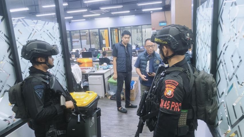 Terungkap! Kantor Judi Online di Hayam Wuruk Sudah Beroperasi 2 Bulan, 321 WNA Diamankan Polisi