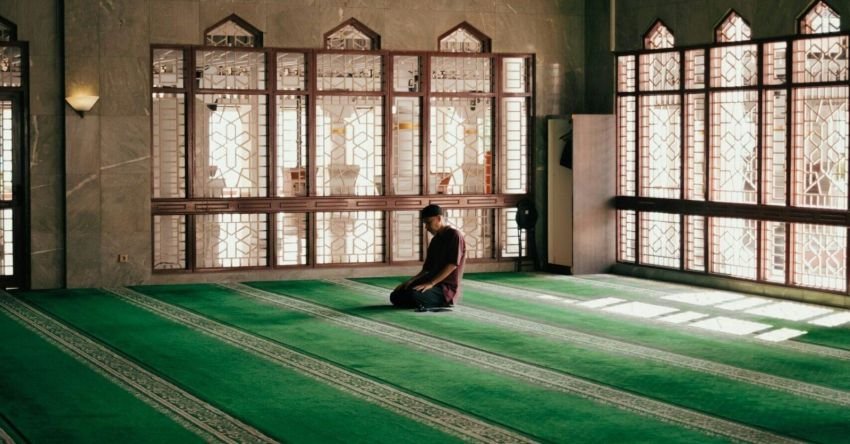 Hukum Orang Mengaku Islam tapi Tidak Pernah Salat, Ulama Jelaskan Dampaknya pada Keimanan