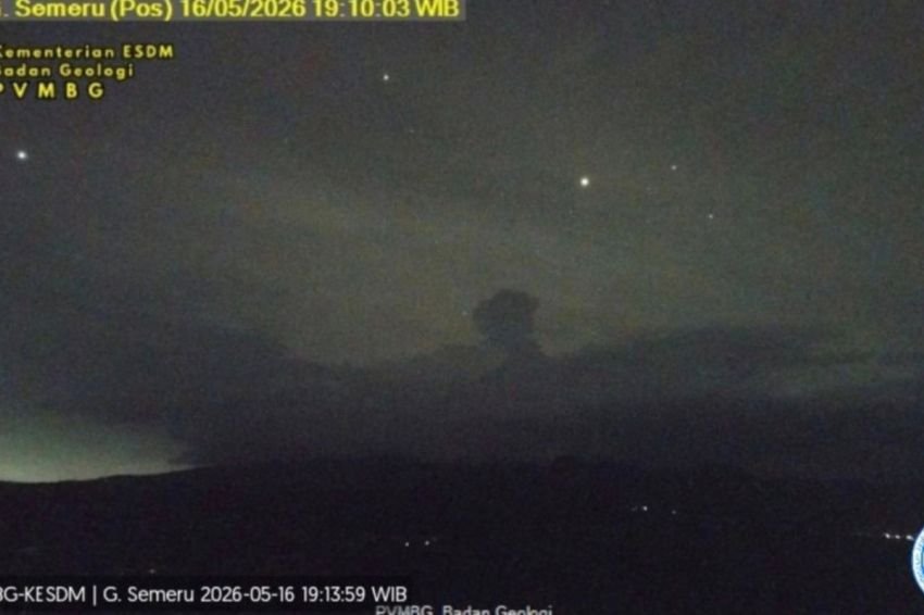 Gunung Semeru Erupsi Dua Kali Malam Ini, Kolom Abu Capai 1.000 Meter