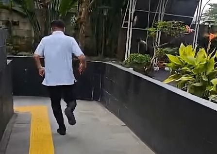 Pegawai Bea Cukai Berlari Hindari Wartawan Usai Diperiksa KPK soal Dugaan Aliran Uang Suap Impor